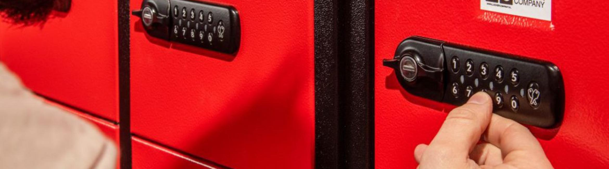 Locker-openen-close-up-1100x1100-c-default.jpeg
